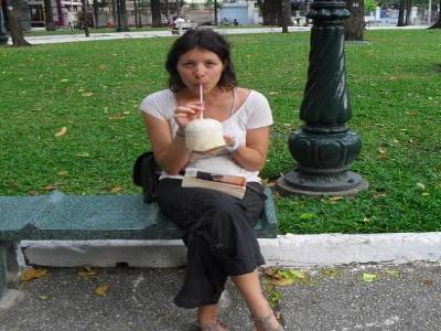 Amelie bouffe tout ce qu elle trouve, la en l occurence une noix de coco
