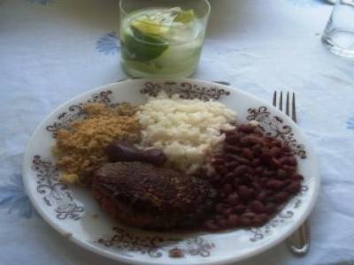 Caipirinha, Riz, Feijao, Farofa (Manioc), et viande façon Carlos... Un régal