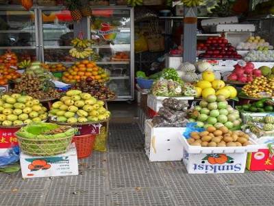 Etal de fruits qui puent le poisson du stand d'a cote