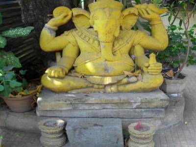 sacre ganesh ! tu tiens quoi dans ta main gauche ?