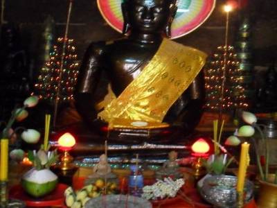 Sous cette statue se trouve... un cil de Buddha ! si c'est vrai!