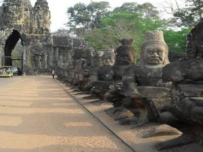 Entree Sud de Angkor Thom : ca donne une idee de ce qui nous attend !