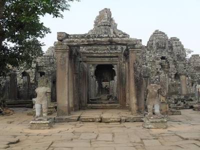 le Bayon ! incarne le genie creatif et l'ego hypertrophie du roi legendaire de l'empire Khmer Jayavarman VII