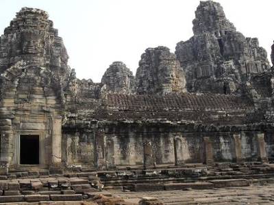 Le Bayon... les visages symbolisent la puissance, l'autorite et la bienveillance