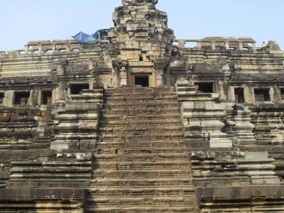 la Baphuon : l'anastylose sést interrompue pendant 25 ans ! du coup, cet edifice est le plus grand puzzle du monde (plus de 300.000 cailloux)