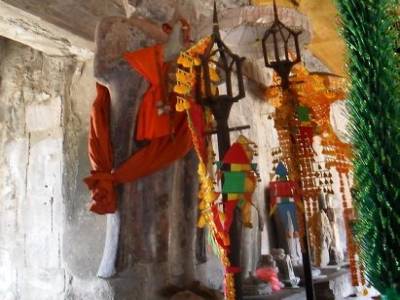 Angkor Vat : Buddha habille et debout
