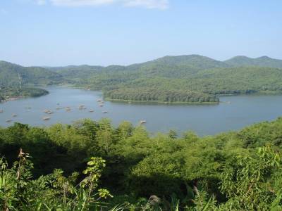 Le lac et ses paillotes en bambous pres de Loei