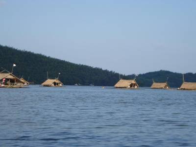 Le lac et ses paillotes en bambous pres de Loei