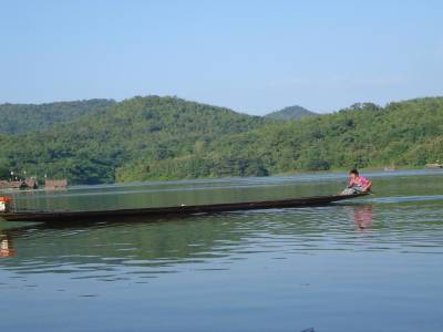 Un long tail boat sur le lac pres de Loei