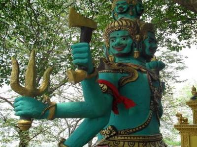 un dieu indien qui a plusieurs tetes, ennemis de Vishnou