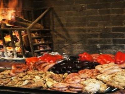 Parilla: specialite d'Uruguay et d'Argentine... De la viande en quantite grillee au feu de bois, avec le traditionnel Asado... Je vais me regaler pendant mon periple en argentine!!!