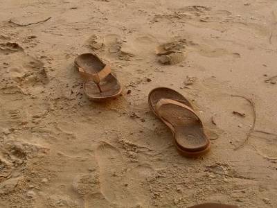 seuls sur le sable, les pieds dans l'eau...