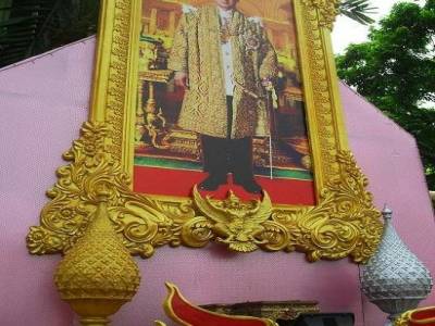 le roi de thailande, si tu le critiques, tu vas en taule !