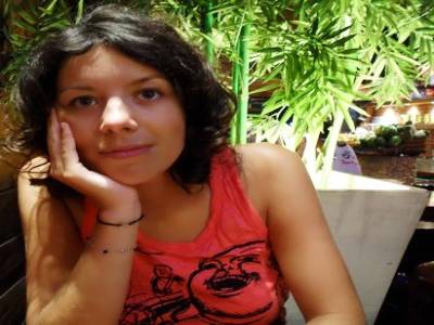 amelie etrenne son nouveau t-shirt (encore un bouddha, en position obese)