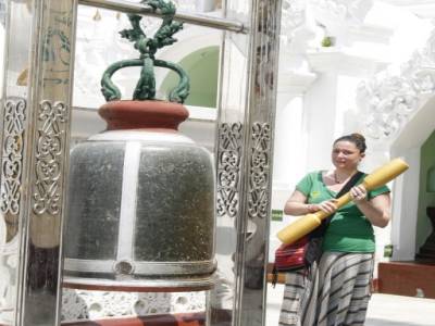 manue sonne la cloche à la shwedagon