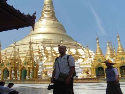 ludo devant la shwedagon pagode