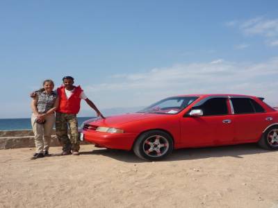 Un taxi rouge, un taximan rouge, pour aller sur les bords de la mer rouge