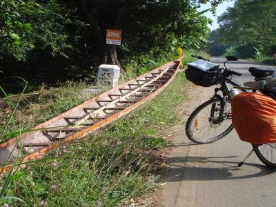 Une pirogue sur la route
