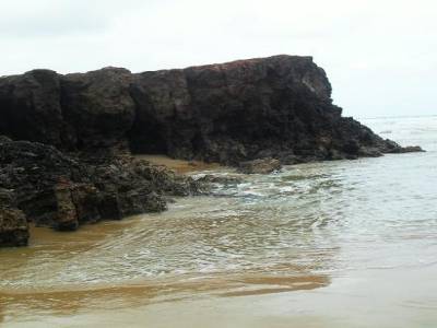 un coin de la plage avec des rochers