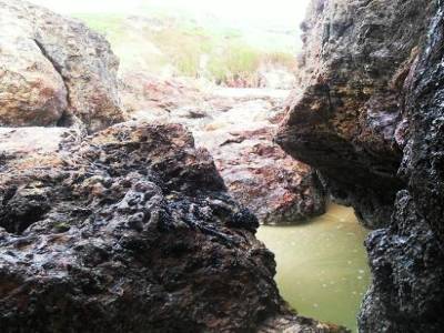 des rochers, du sable et de l'eau