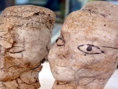 Un regard vieux de plus de 6000 ans: les premières sculptures. Art brut