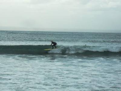 Le 1er sufer vu! Alors moi je croyais qu ils savaient tous surfer. En fait, qd t en as 5 ds l eau, t en as 1 qui sait surfer et les autres n arretent pas de se prendre des vagues plein la gueule... Marrant!