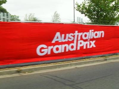 Et ouais, mon pote, visiter Melbourne en entendant le vroum vroum des caisses, c etait bien sympa. Par contre, pas vu Nicky Lauda!