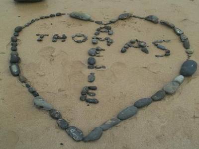Seuls sur le sable, les yeux dans l'eau...
