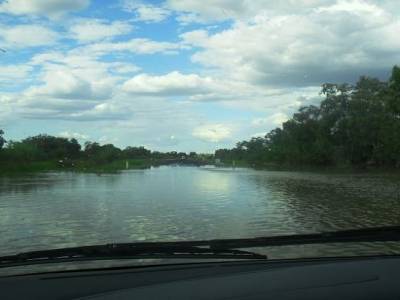 ca c la route ! un metre de profondeur ! il a fallu que je pousse le van dans la flotte infestee de crocodiles ! et Amelie hurlait " mais pousse vindieux ! ils arrivent !!" et elle avait oublie de desserer le frein a main....