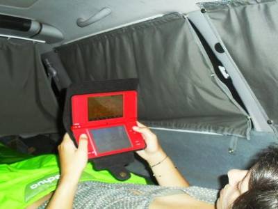 une soiree typique dans le van.. moi, j'ai fini tous les bouquins, alors je compte les poils que j'ai sur les jambes.