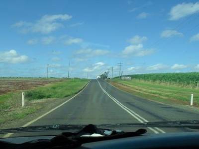 champ de canne a sucre d'un cote, terre rouge d'australie de l'autre... mais quel cote est le bon ?