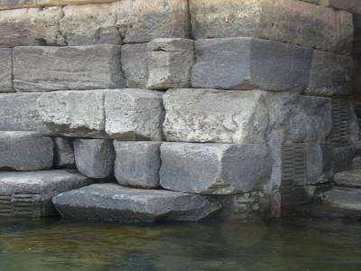 Nilomètre: permettait de mesurer la hauteur de l'eau de fleuve.
