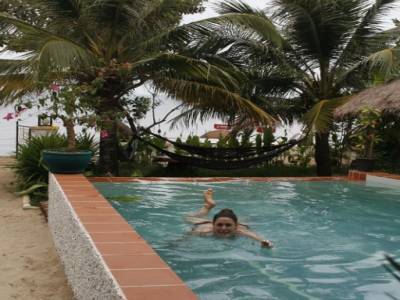 baignade dans la piscine de notre guesthouse : la Kukuluku