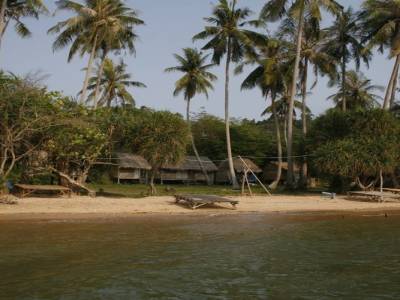 l'île au lapin (koh tonsay) vue du bateau