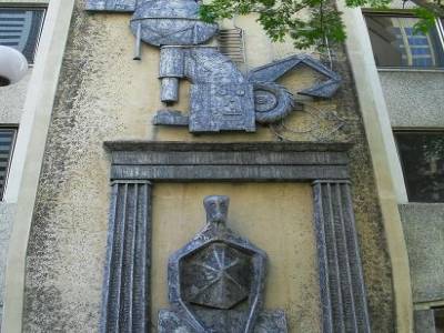 le symbole du banquier qui aide les industries... et oui on pense aussi a notre job !