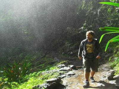 qui font passer sous les cascades
