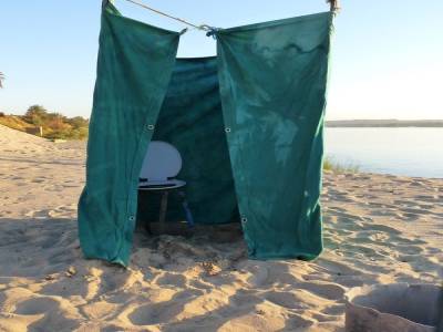 Les toilettes..... pour le soir au campement