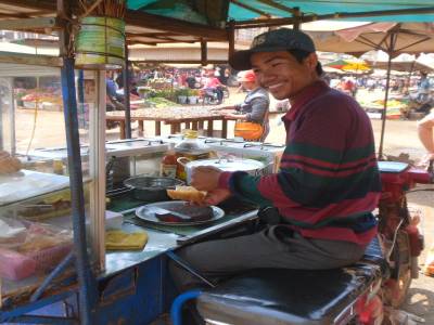 vendeur ambulant-souriant a moto