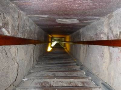 Descente dans une pyramide à Dachour