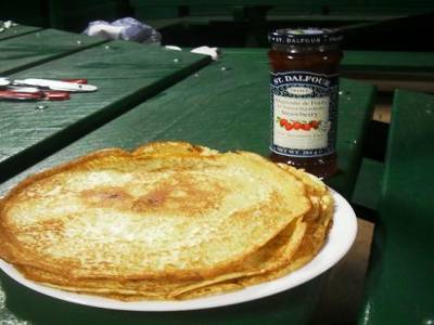 Comme a la maison : crepe et confiture de fraise.... en plus ce soir la on a croise un bosseron qui ressemblait comme deux gouttes de lait a Eliott !