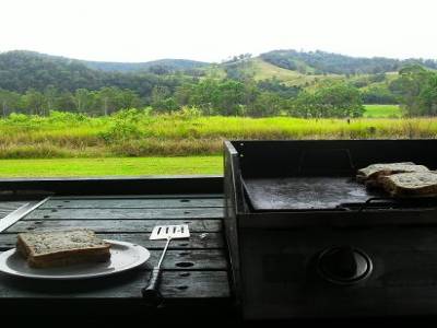 Croque-monsieur sur paysage verdoyant de la New England