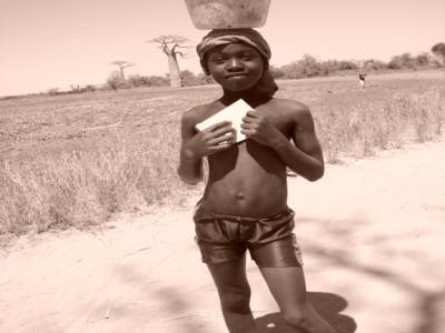 Jeune fille sur la route des baobab