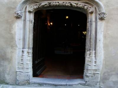 Dans le village du cité médiévale