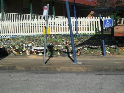 un banc en mosaiques de ceramiques
