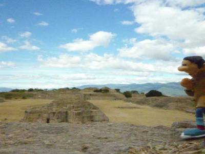 Petit Gaston en ballade a Monte Alban
