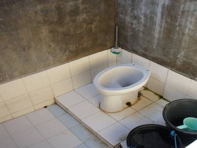 Notre Douche au seau et WC....