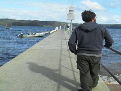 seul sur le quai, les yeux dans le taquet