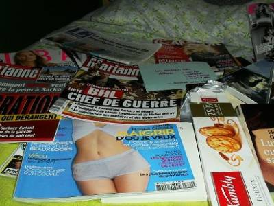 Emilie nous a ramene plein de magazines et de bouquins !! COOOOOOOLL !! trop ras le bol de lire chateaubriand et thomas mann...