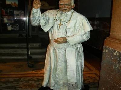 Pour ma grand mere : Jean Paul II est venu ici et il y est ADORE depuis, une vraie rockstar !!