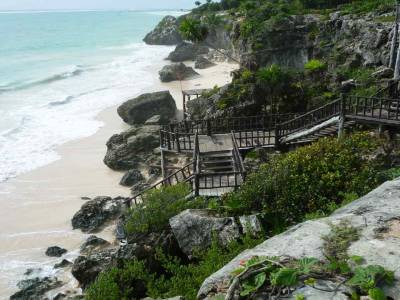 Plage au bord des ruines